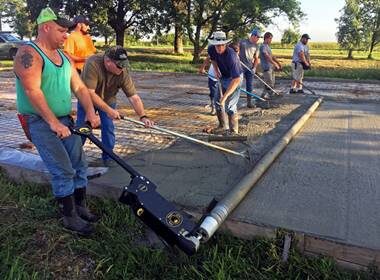 The Eel Screed 6100 provides a comfortable, reliable option for concrete flatwork, which is often back breaking and exhausting. An electric screeding tool helps eliminate costly potential worker injuries that might come from a hands-and-knees board screeding method.